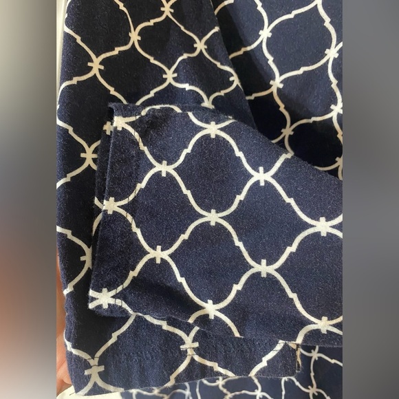Talbots Navy and White Geometric Print Top, Size X, V-neck, Slit Hem and Sleeves - Picture 5 of 9